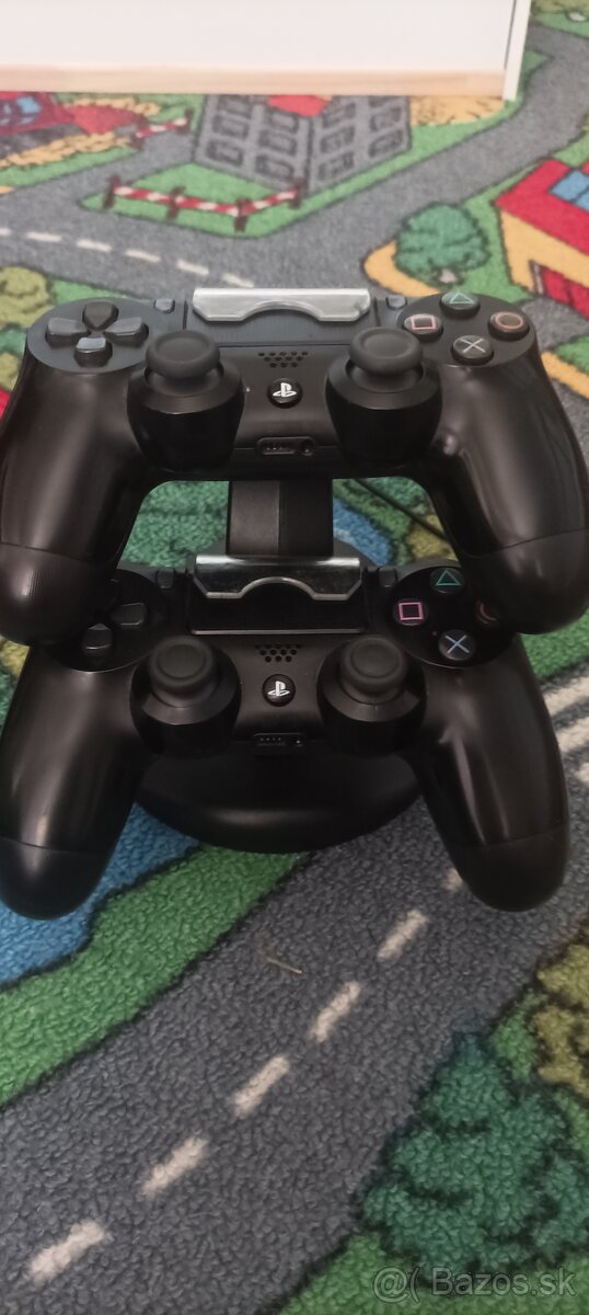 Predám playstation 4 aj s príslušenstvom