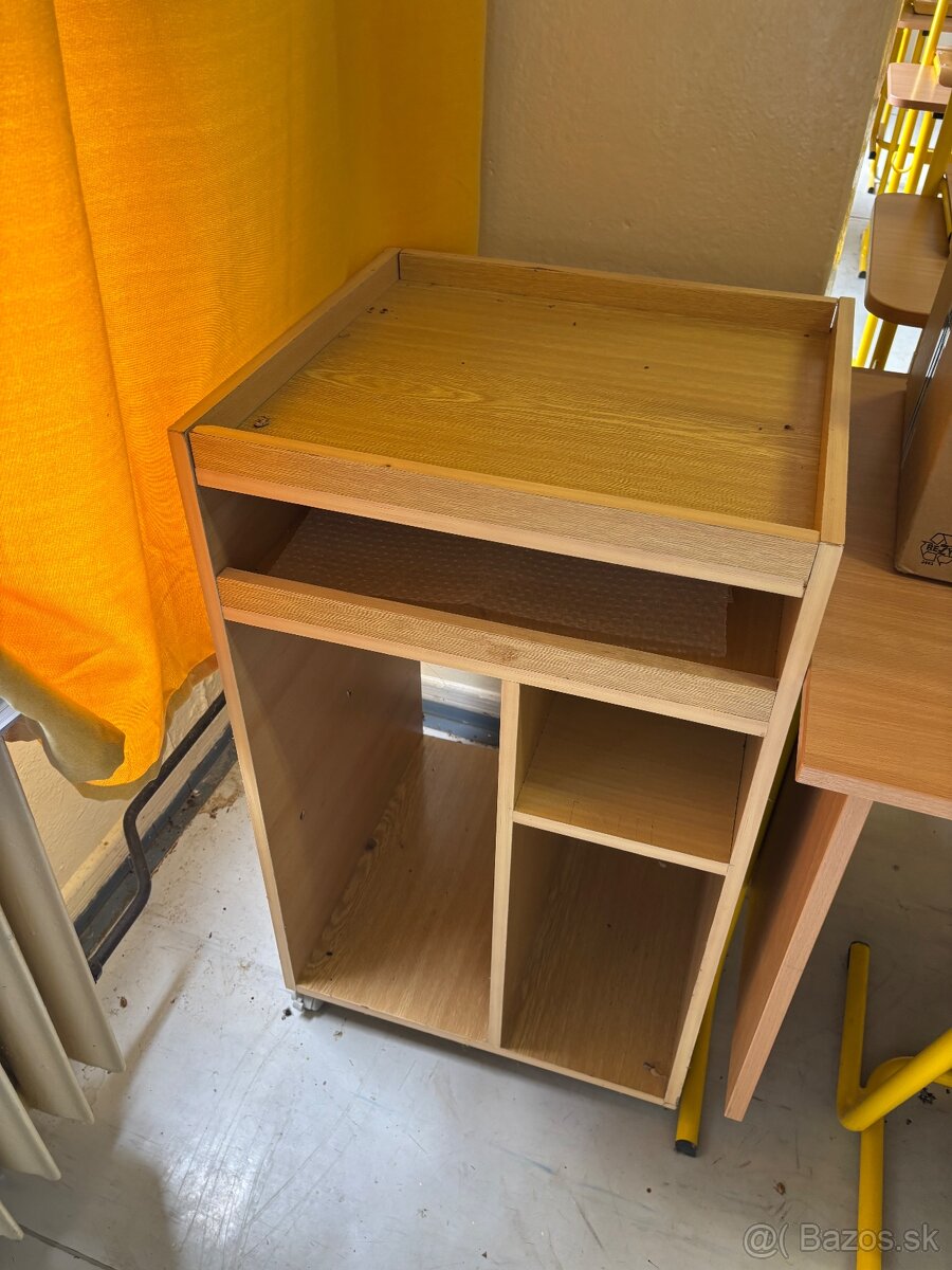 Stojan na projektor