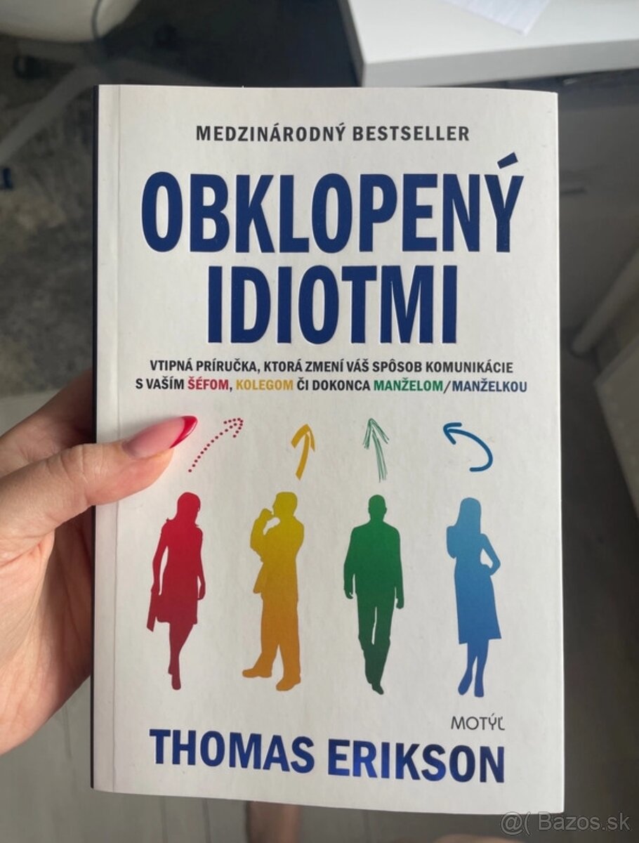 obklopený idotmi