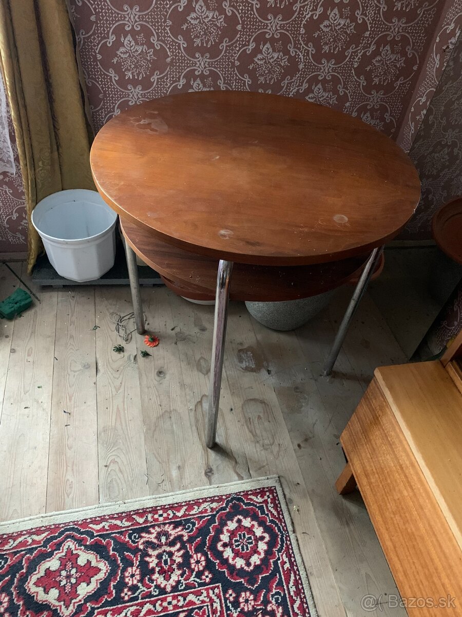 Stolík z obdobia funkcionalizmu