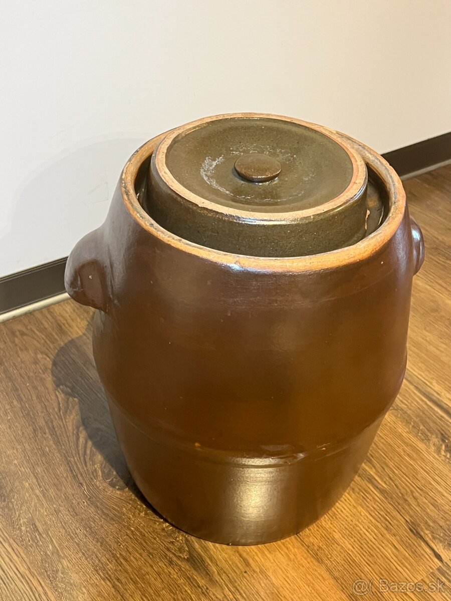 Sud na kapustu, kameninová nádoba