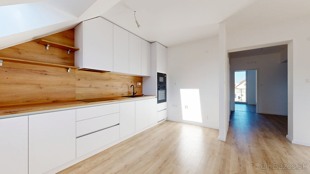 POLIANKY / Priestranný 3-izbový byt s loggiou a kuchynskou l