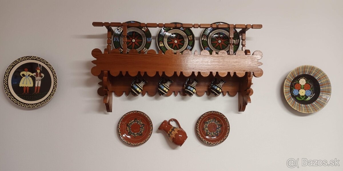 Starožitná drevená selská polica + pozdišovská keramika