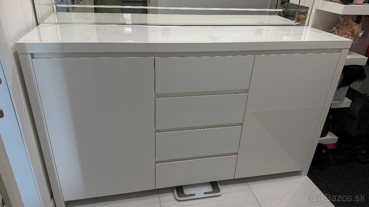 Biela veľká lesklá komoda