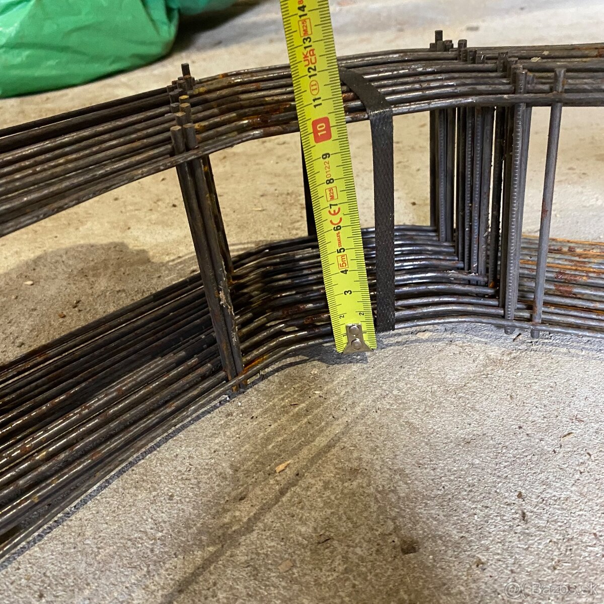 Dištančný kovovy had