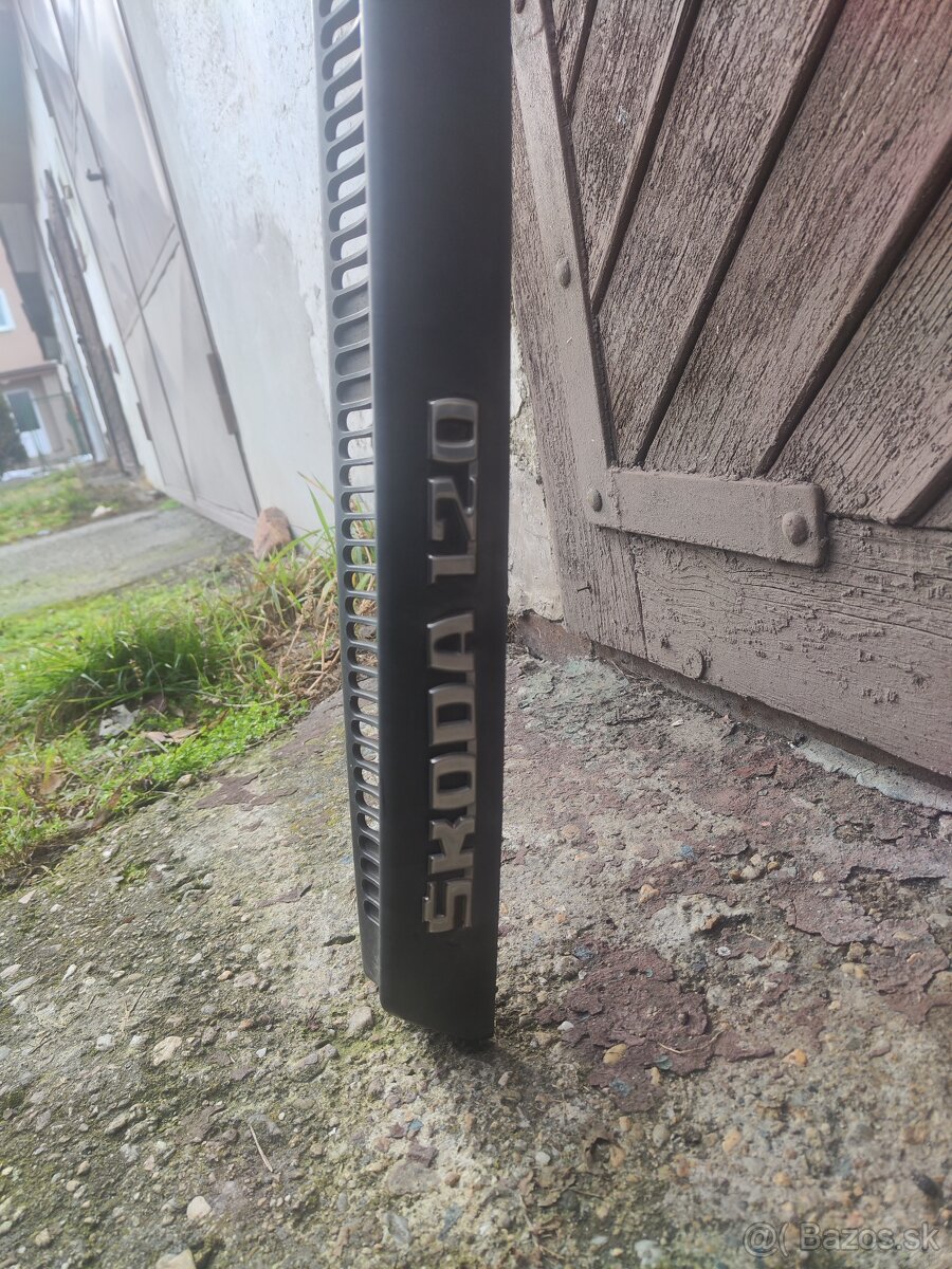 Zadné krídlo n kapotu