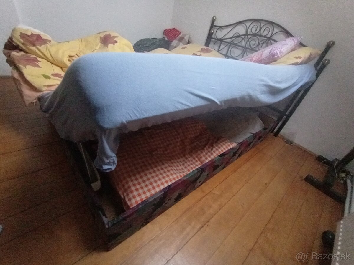 Posteľ 2x otváracia + Mora sporák na zemný plyn