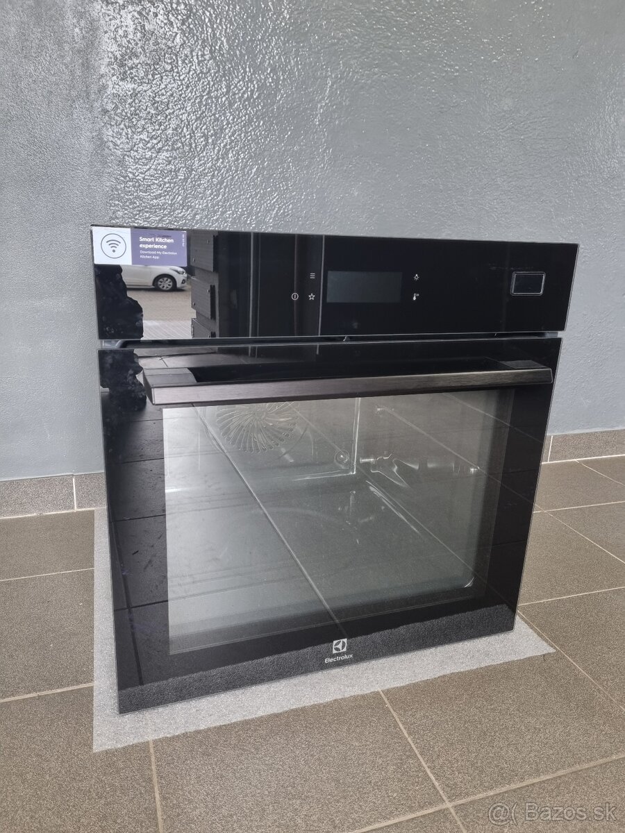 Vstavaná parná rúra Elektrolux 800 SteamBoost EOB8S39WZ