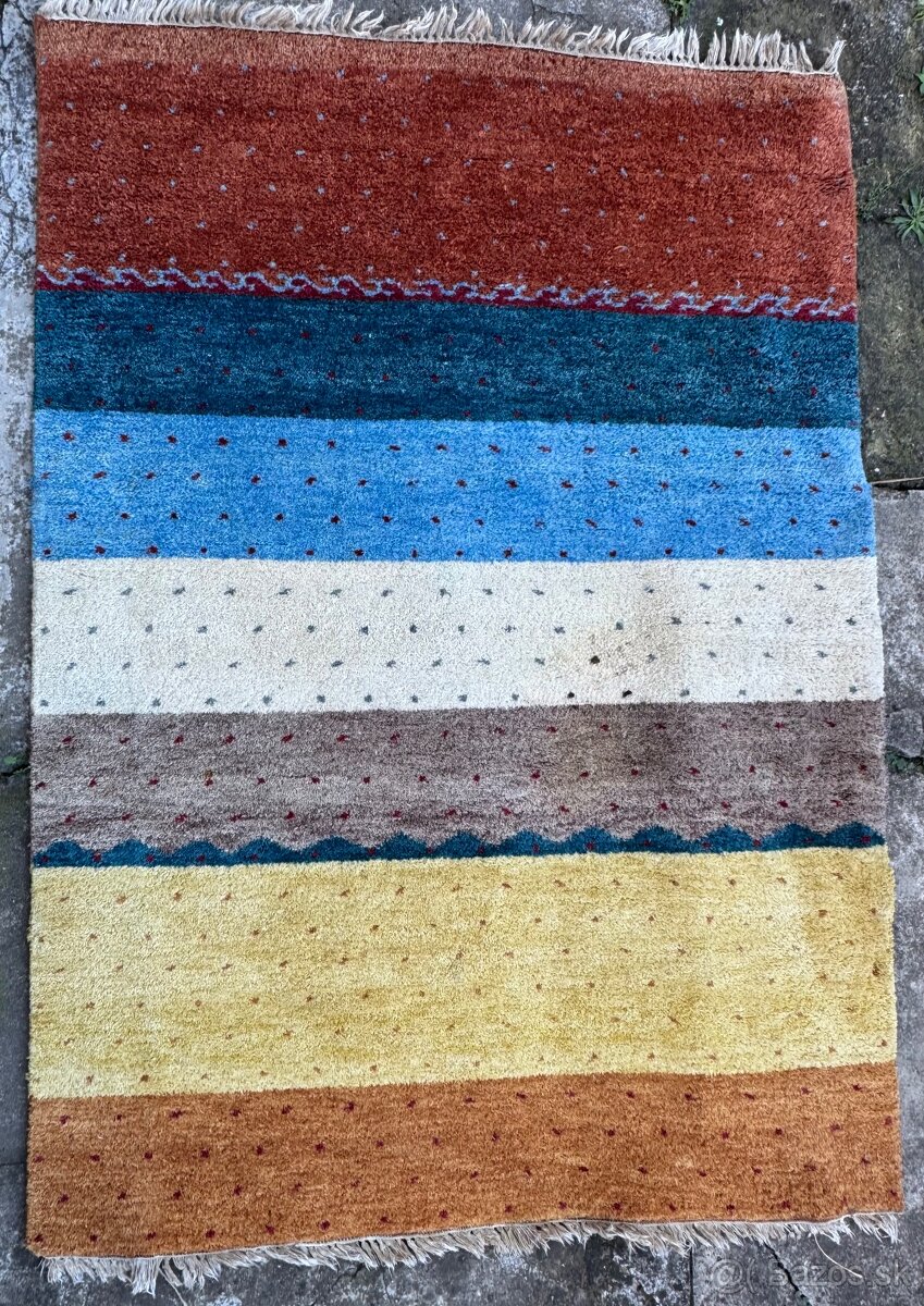 Pravy vlneny koberec 145x200