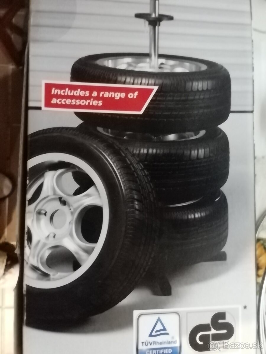 Stojan na disky s pneumatikami