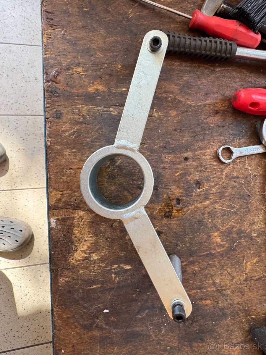 Piaggio Beverly ,X9,X10- fixator na vymenu remena variatora