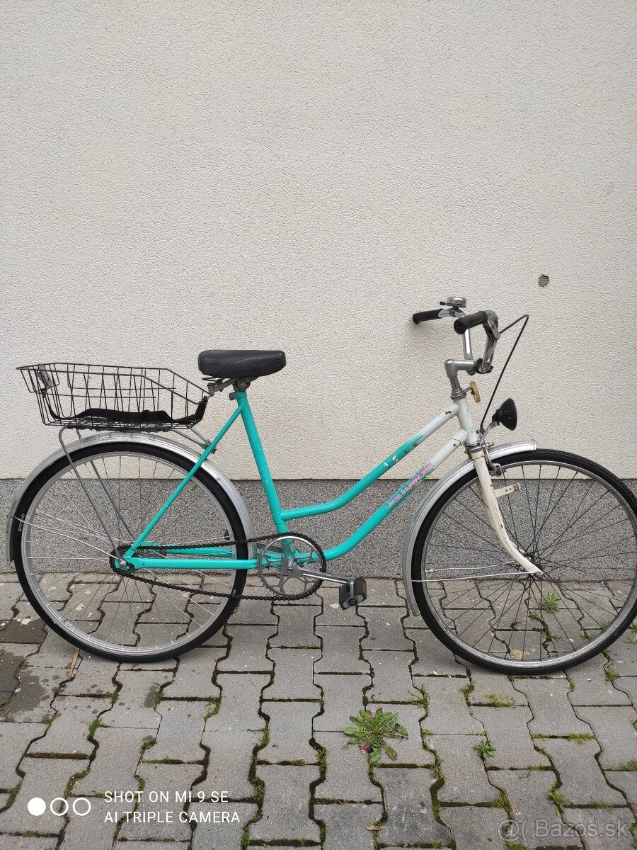 Ponúkam tieto 2 dámske bicykle