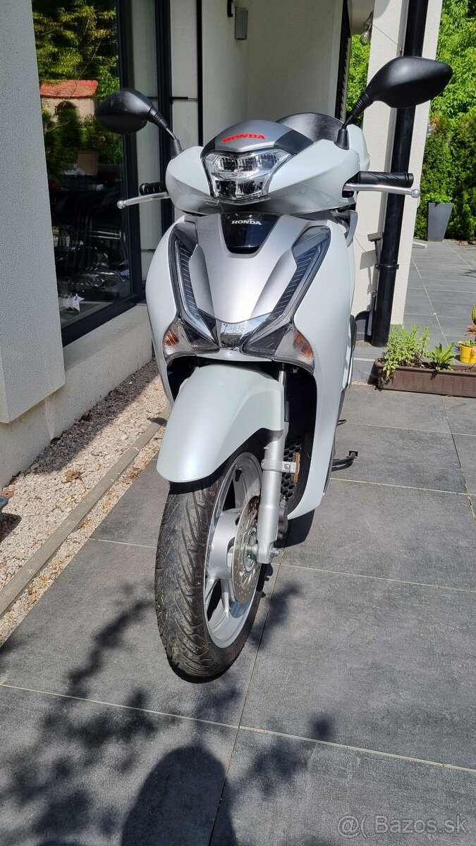 Honda Sh125 s kufrom a plachtou