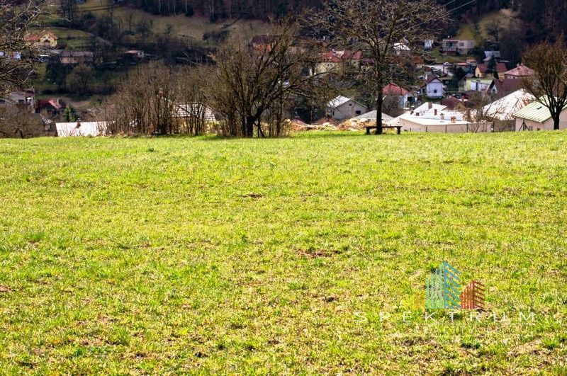 Na predaj stavebný pozemok - Pravotice 760m2