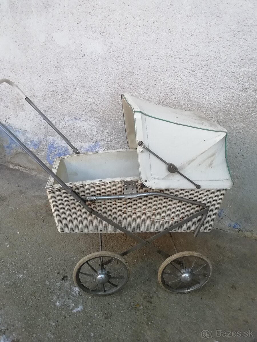 Starý detský kočík pre bábiky