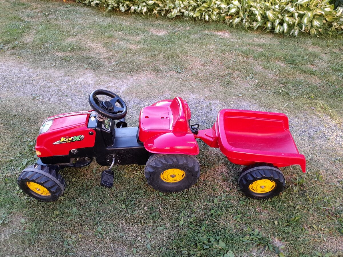 Detský šlapací traktor s vlečkou