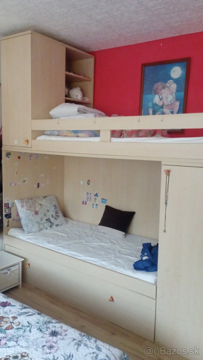 Masívna poschodová posteľ s matracami