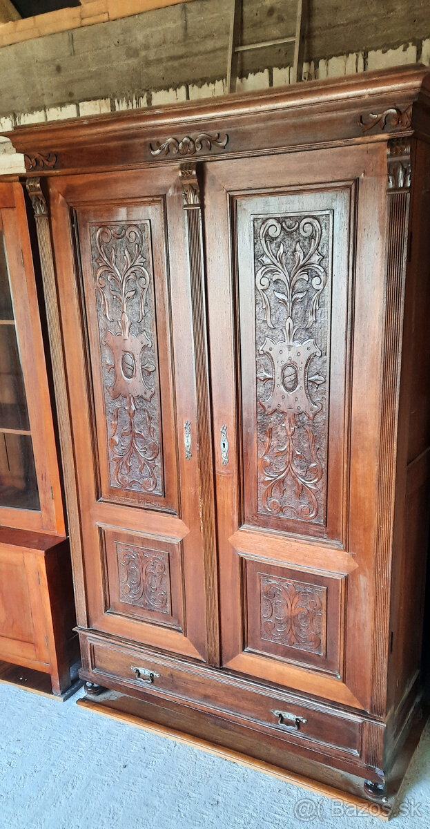 Starožitný nábytok