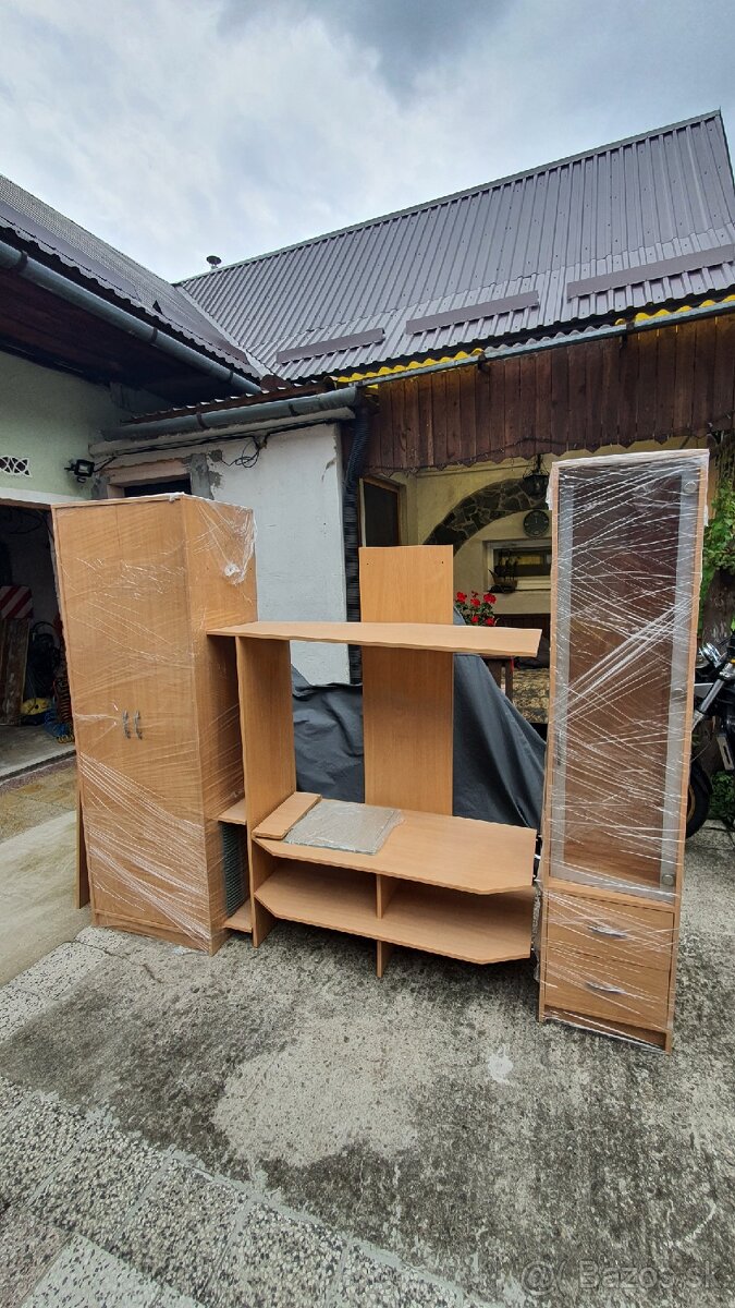 Darujem obývaciu stenu