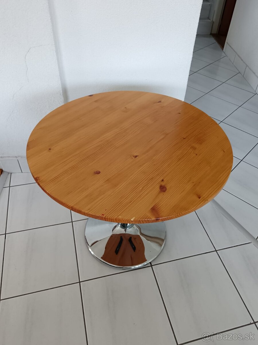 Okrúhly stolík