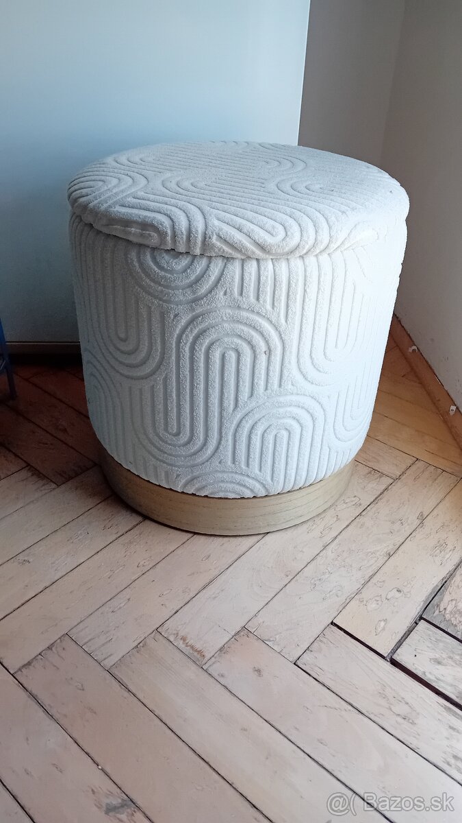 Boho biela taburetka
