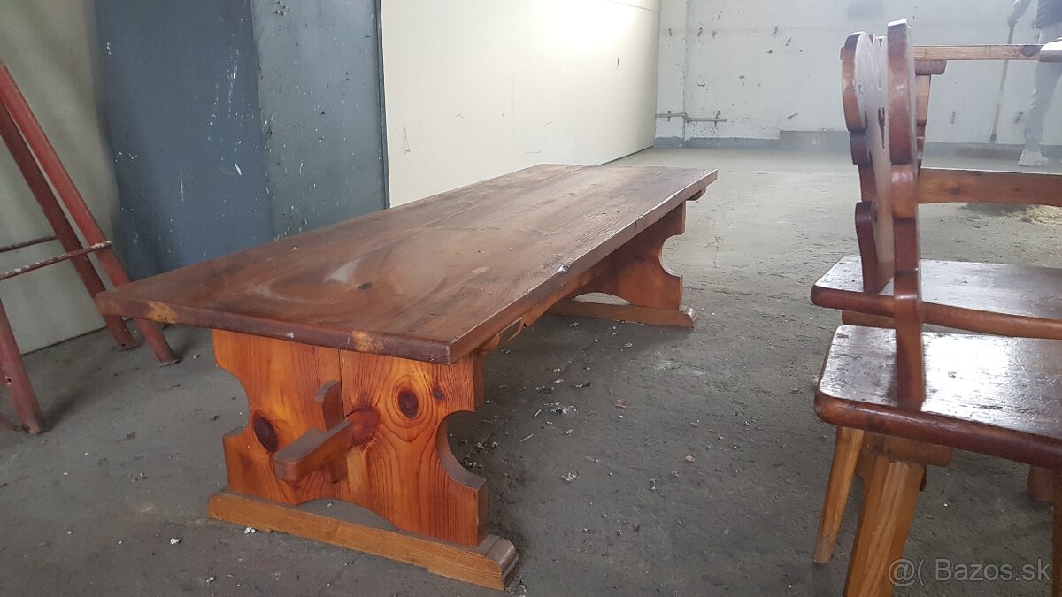 Stôl a stoličky