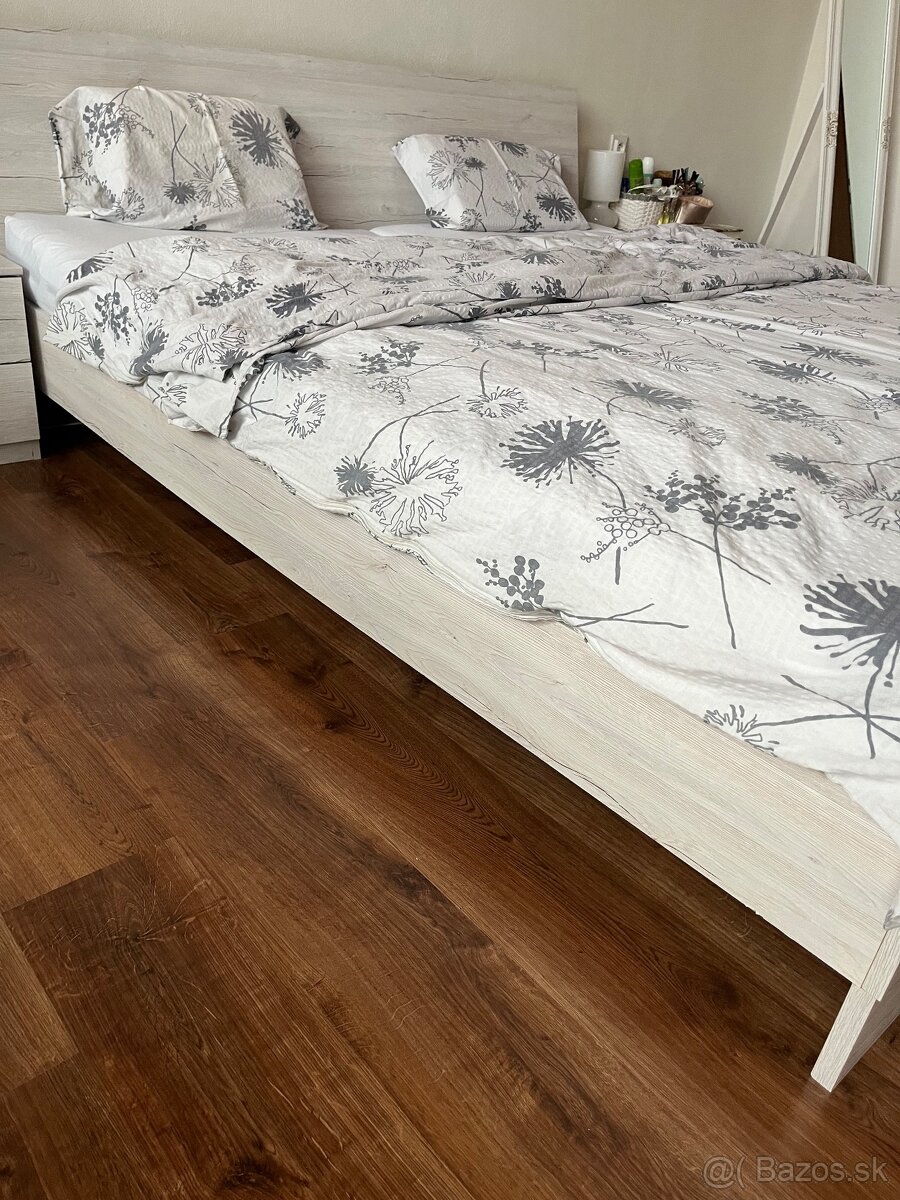 Manželská posteľ s roštami