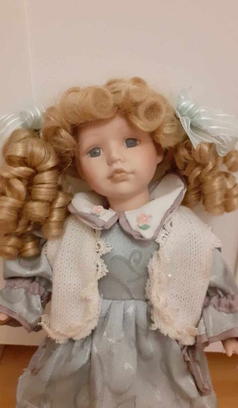 Porcelánová babika so stojanom