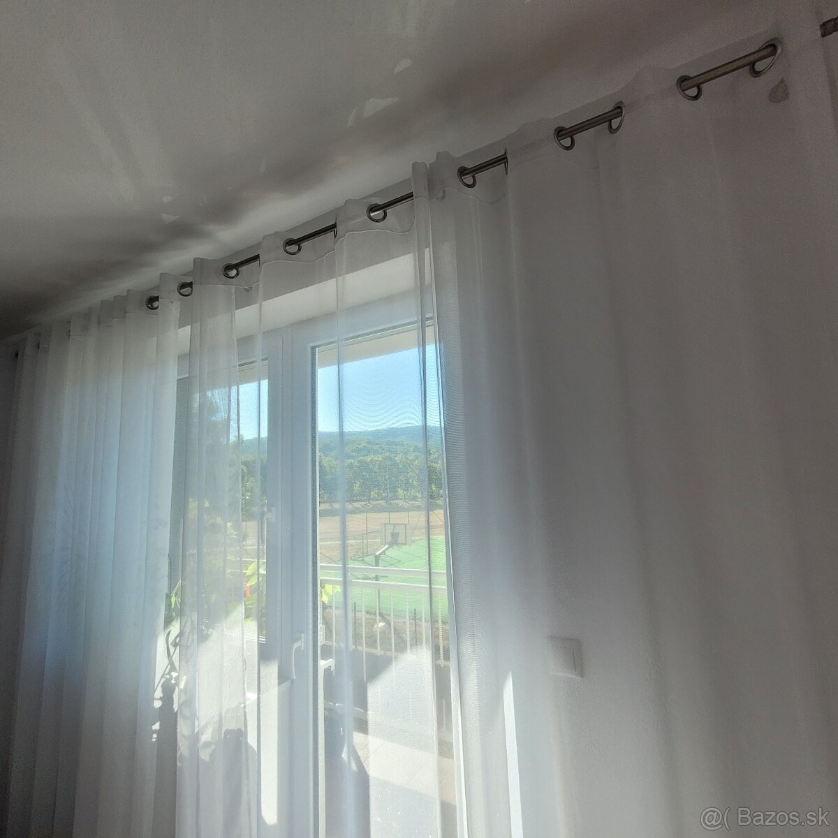 Záclona a garníža