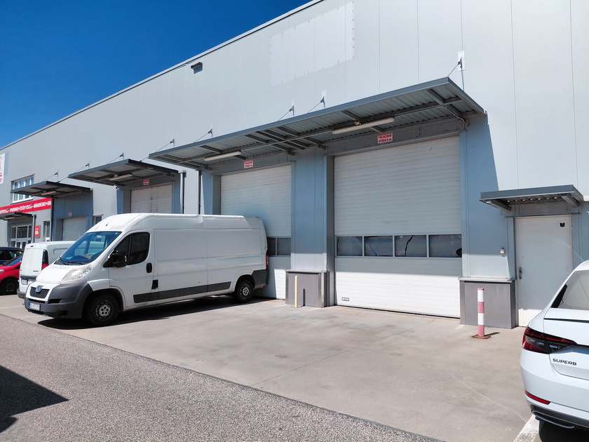 Prenajmeme skladovú halu v Bratislave II. Ružinov.