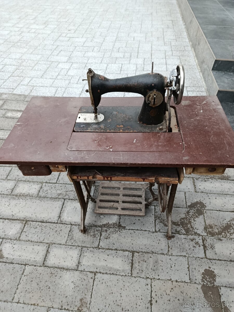 Starožitný šijací stroj