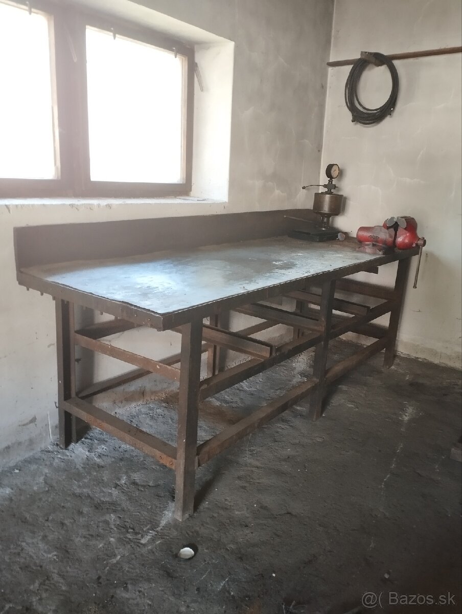 Pracovný stôl