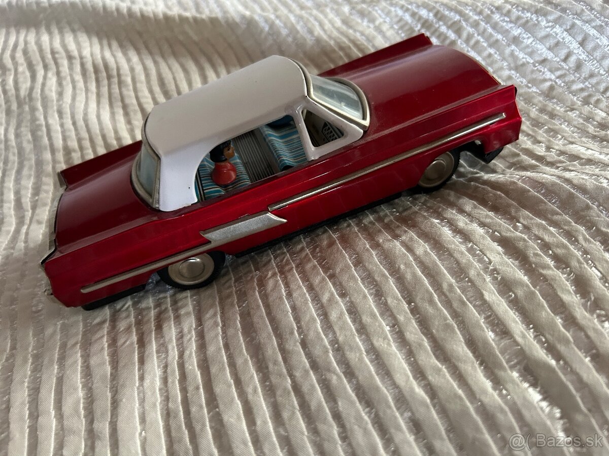 Plechové retro auto na zotrvačnik