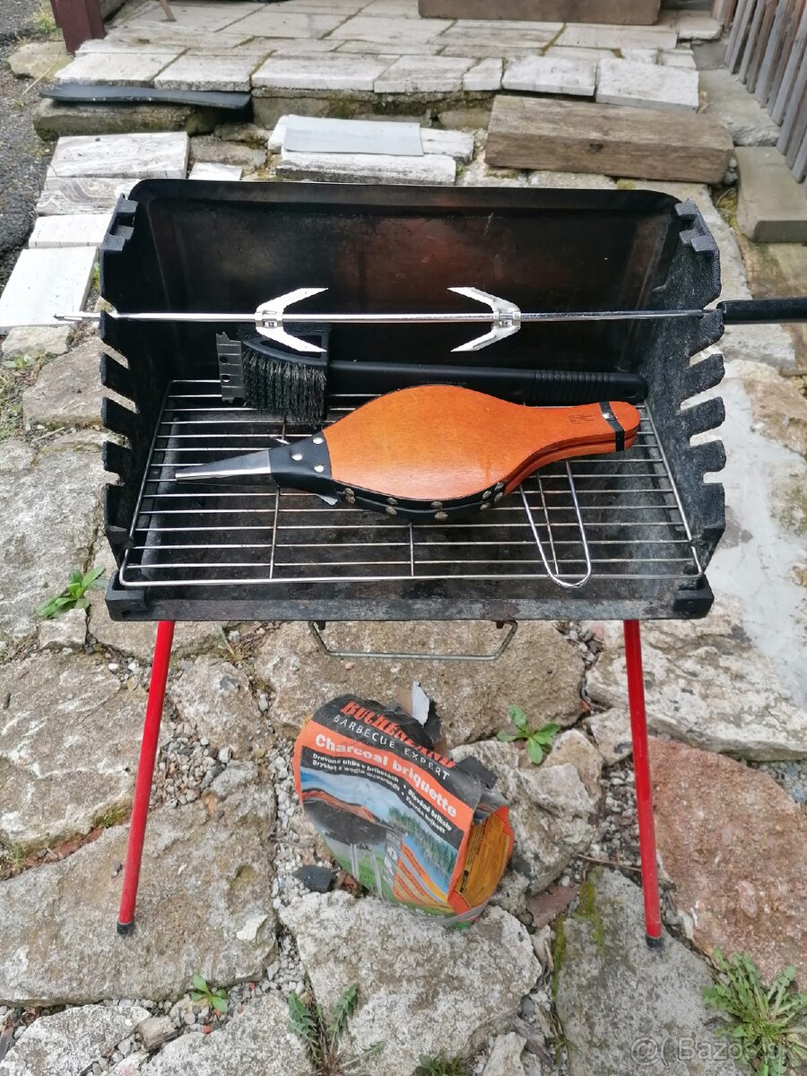 Malý záhradný gril s príslušenstvom