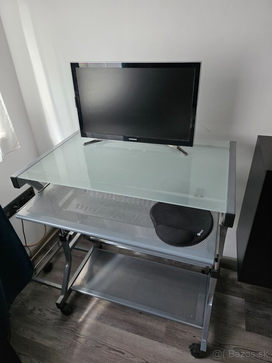 Predám praktický PC stolík na kolieskach – sklo + kov
