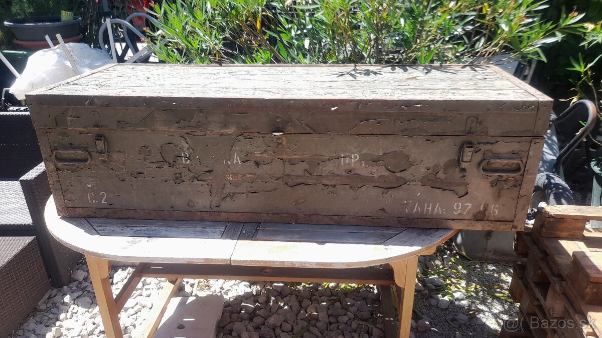 Stará truhlica 25eur, plastový box 15eur