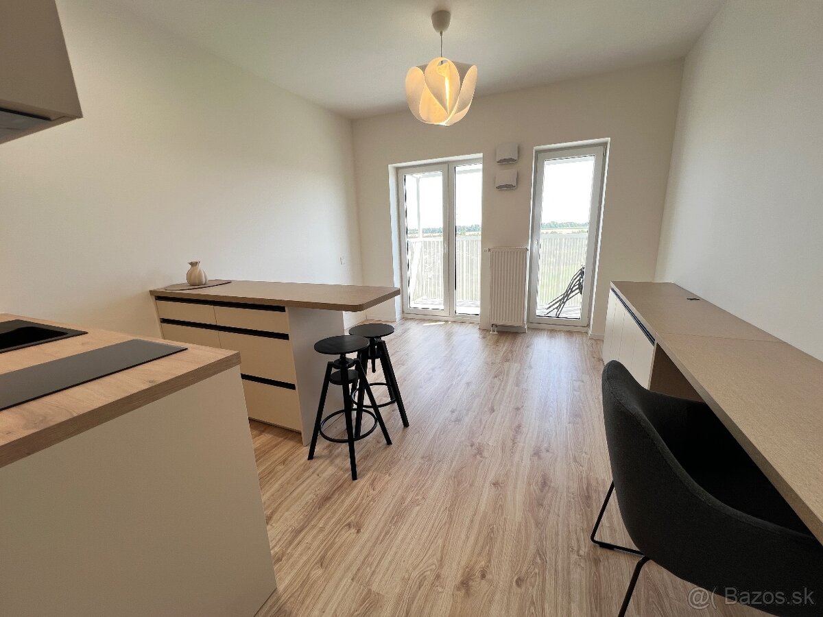 Štýlová garsonka s balkónom – Slnečnice POP