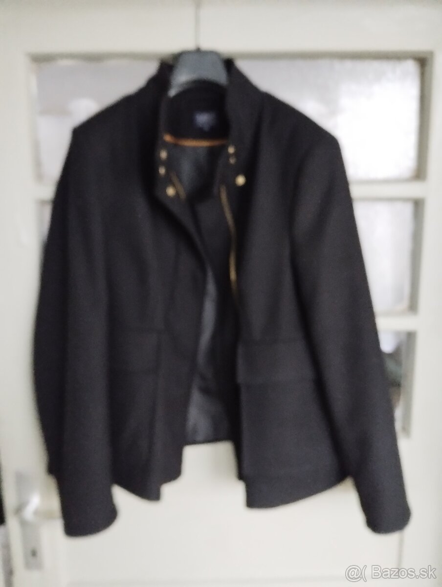 Čierny kabát.