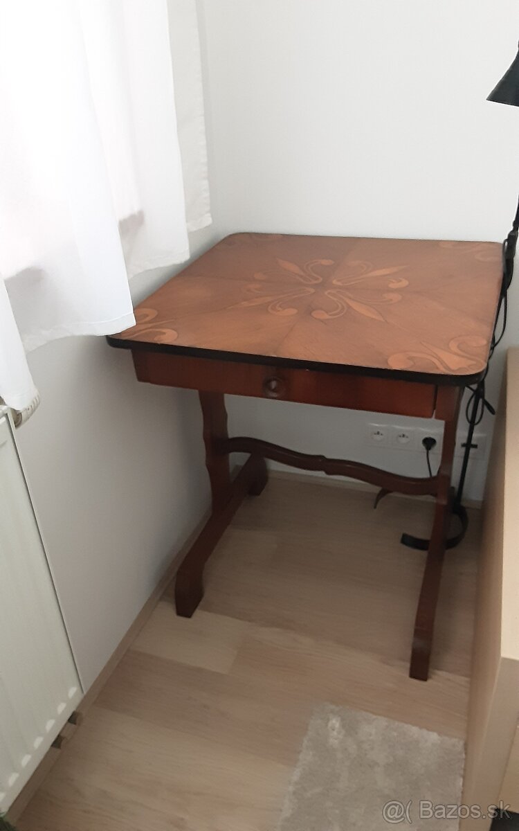 Menší písací stolík