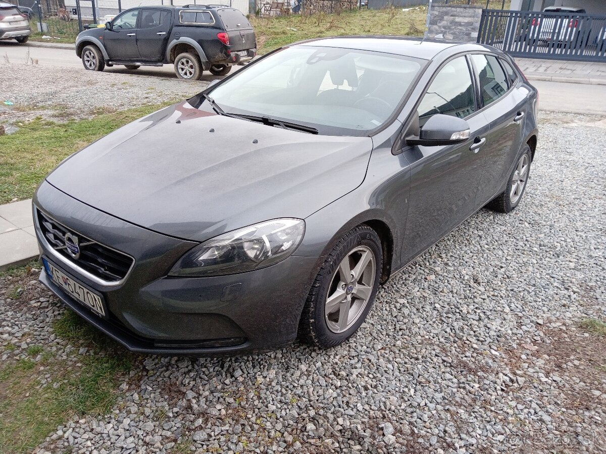Volvo v40