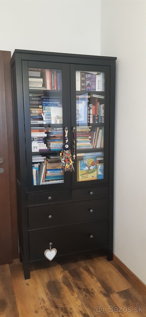 Hemnes IKEA vitrína/knižnica