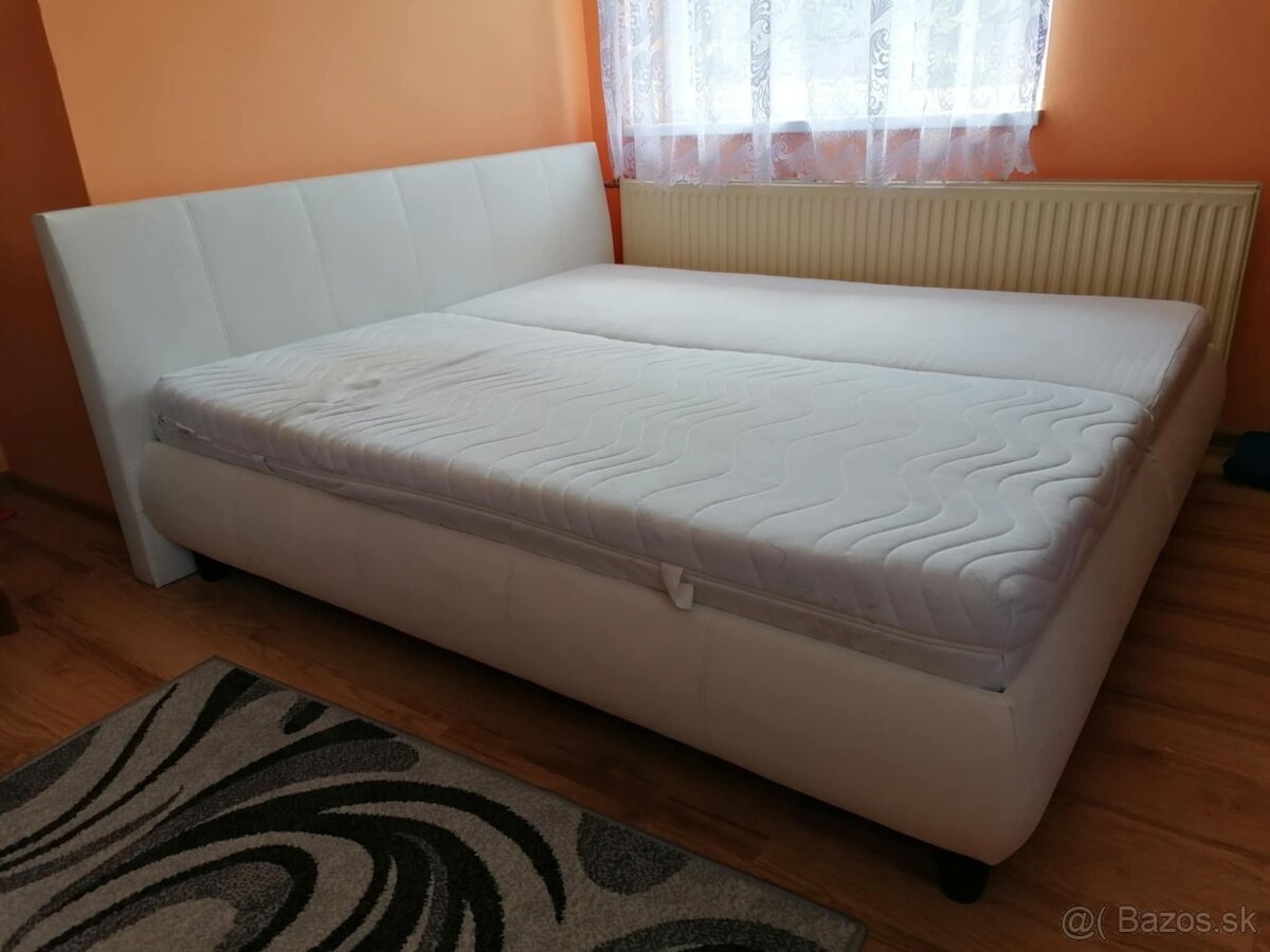 Posteľ