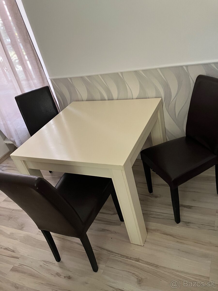 Predalm stôl so stoličkami