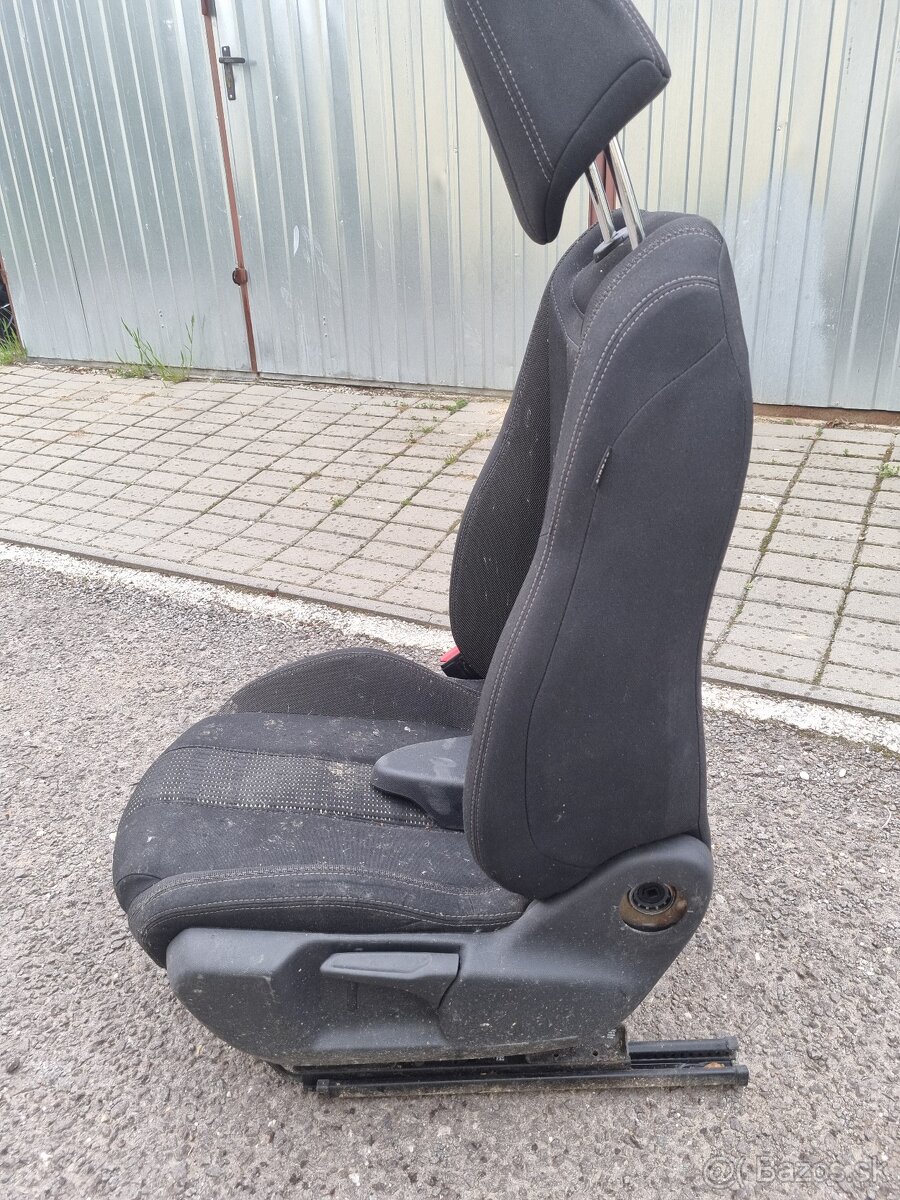 Predám na Peugeot 308