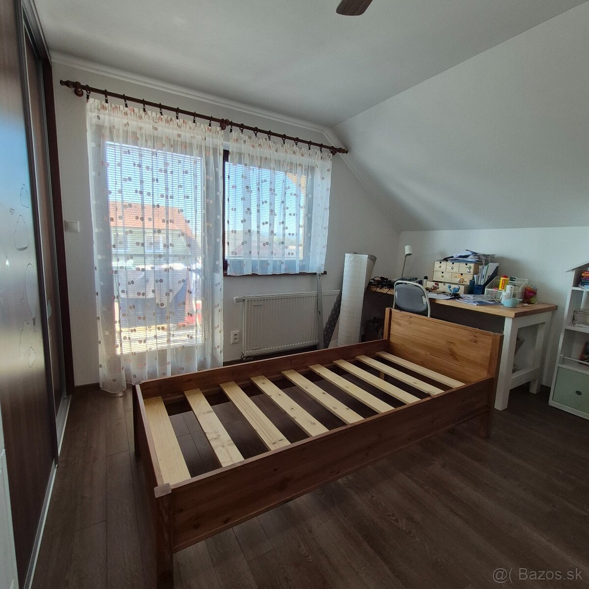 Rastúca drevená detská posteľ