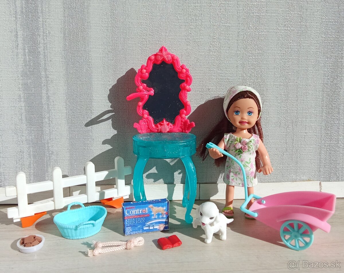 Malá bábika hnedovláska so psíkom a s doplnkami