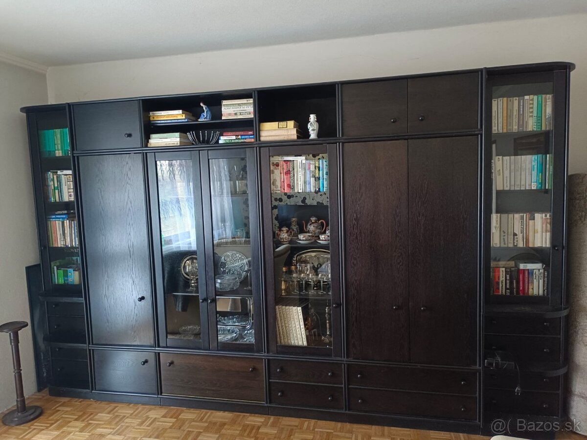 Kvalitná obývacia stena - drevo