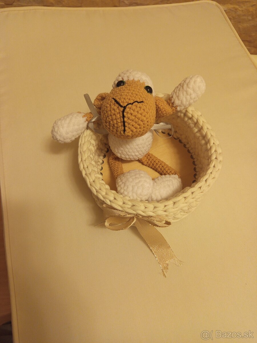Handmade háčkovaný košík s ovečkou