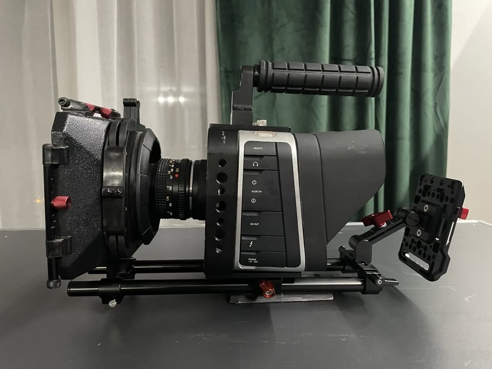 Blackmagic Design Production Camera HD MFT + Rig