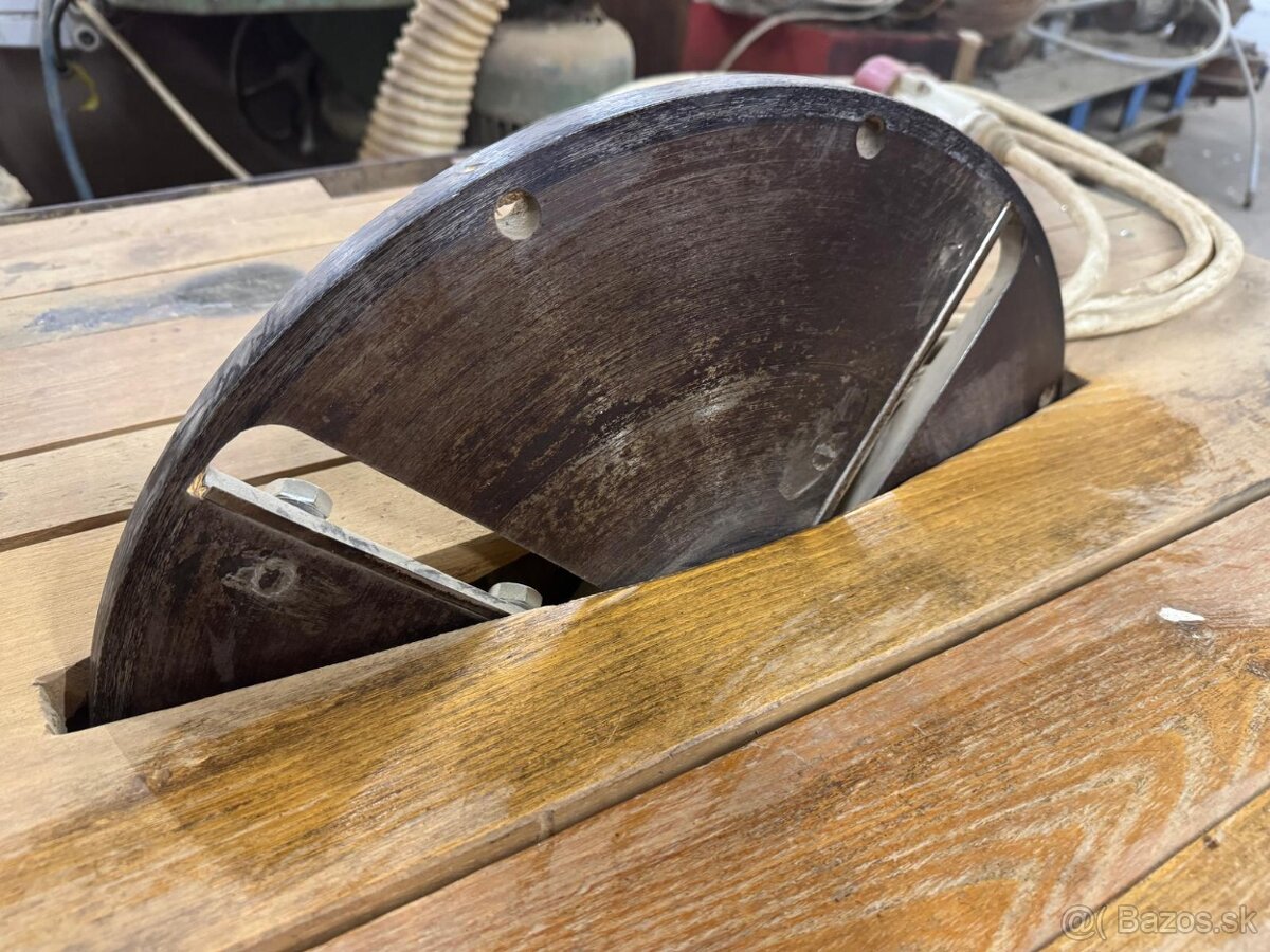 Stroj na zahrocovanie kolov